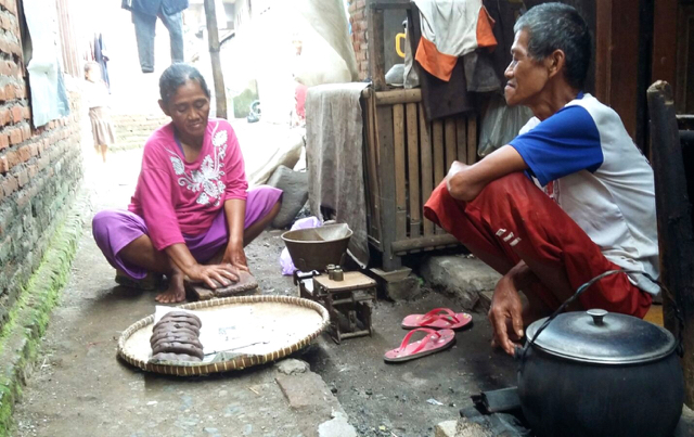 Kartina sedang membuat terasi rebon. Sejak PLTU ada, udang rebon susah didapat. Usaha bikin terasi inipun meredup. Foto: Indra Nugraha