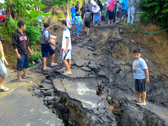 Tanah retak-retak. Longsor bergerak masih terjadi di Banjarnegara. Foto kiriman BNPB