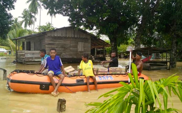 Bantuan mulai dikerahkan, seperti kapal karet BPBD. Foto dari BNPB
