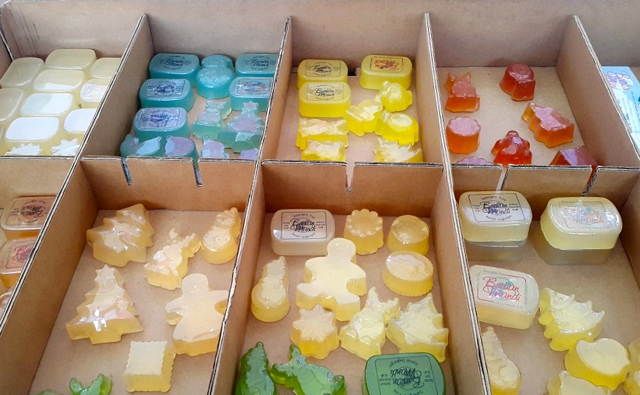 Berbagai bentuk sabun mandi dan wangi. Menggunakan bahan dasar minya kelapa sebagai dukungan menolak pengunaan minyak sawit yang banyak merusak hutan Indonesia. Foto: Tommy Apriando