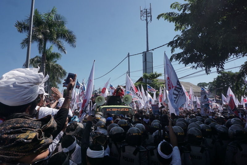 Sekitar 10 orang dari berbagai desa di Bali melakukan aksi unjuk rasa menolak reklamasi Teluk Benoa dalam Desa Adat Bergerak pada pertengahan Maret 2016. Foto : Luh De Suriyani