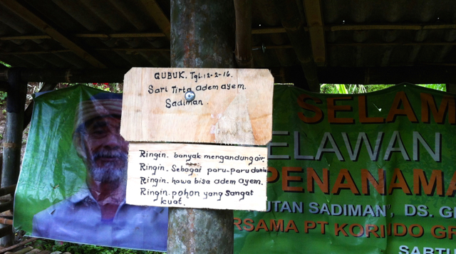 Relawan Sadiman kini membantu membantu merawat perbukitan di Bulukerto. Foto: Nuswantoro