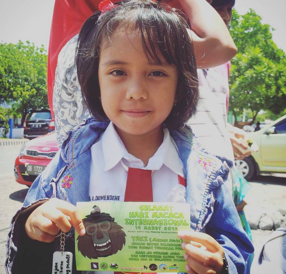 Siswi di pasar Girian dalam rangka Hari Macaca Internasional. Foto : Yayasan Selamatkan Yaki