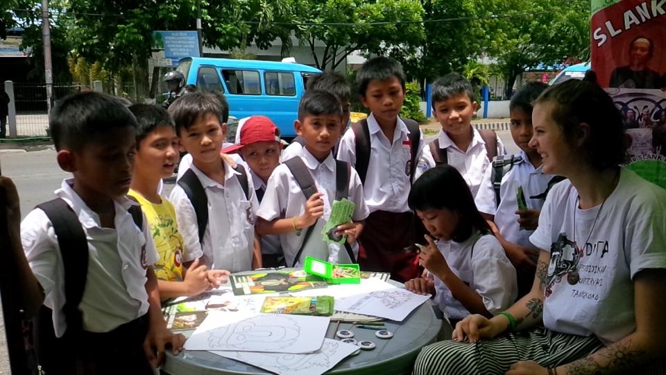 Aktifitas stand informasi yayasan selamatkan yaki di pasar Girian. Foto : Yayasan Selamatkan Yaki