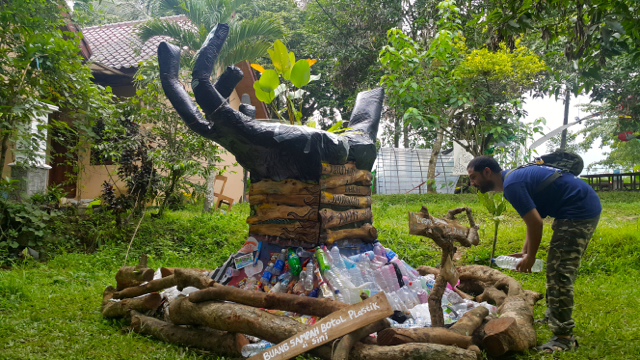 Karya seni berbentuk tangan manusia di FMA 2016. Setiap pengunjung yang membawa sampah botol plastik bisa dibuang di bawah instalasi ini. Foto: Tommy Apriando