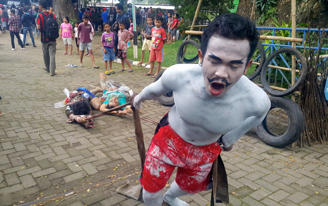 Aksi teatrikal soal sampah di Festival Mata Air 2016. Foto: Tommy Apriando