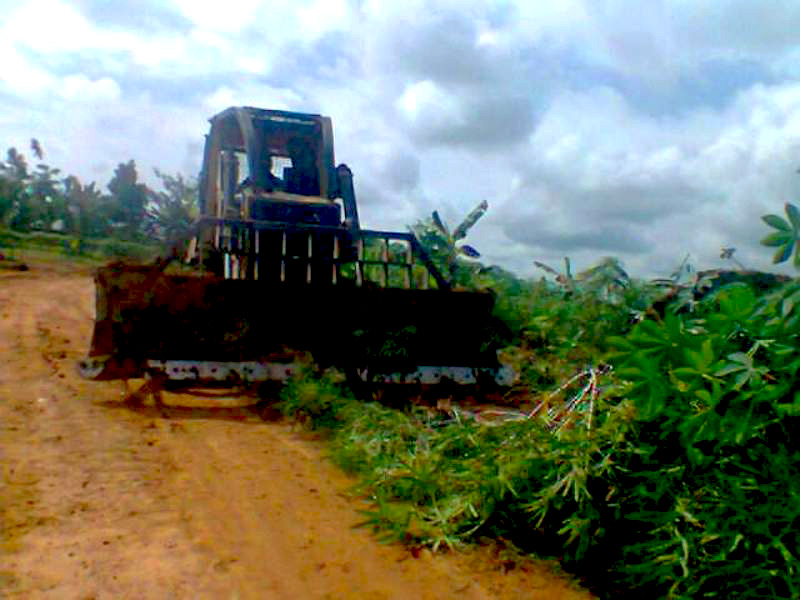 Alat berat milik PT. MHP yang menggusur lahan warga di Desa Bumi Makmur Musi Rawas Sumsel. Foto: Walhi Sumsel