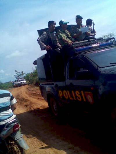 Polisi di lokasi pada saat penggusuran lahan oleh PT MHP. Foto: Walhi Sumsel