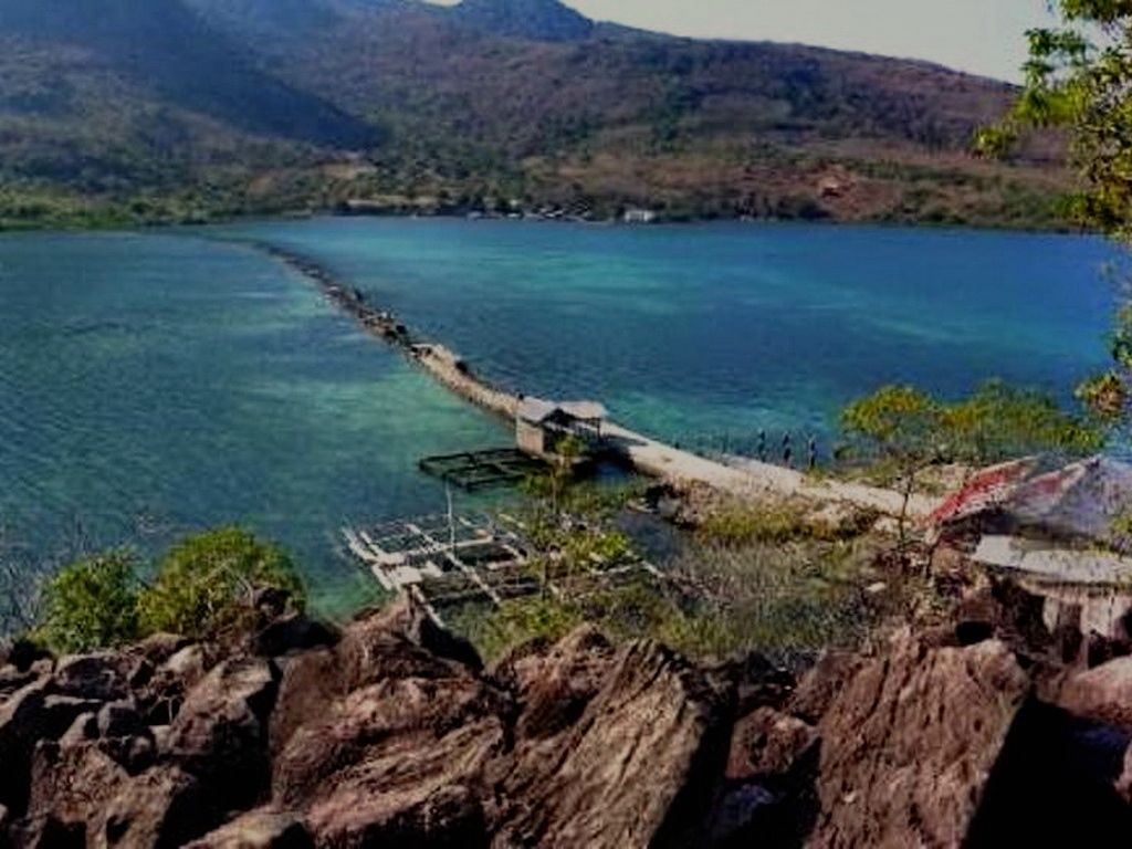 Jembatan batu yang unik, yang menghubungkan antara pulau Kojadoi dengan Koja. Foto: Ebed de Rosary