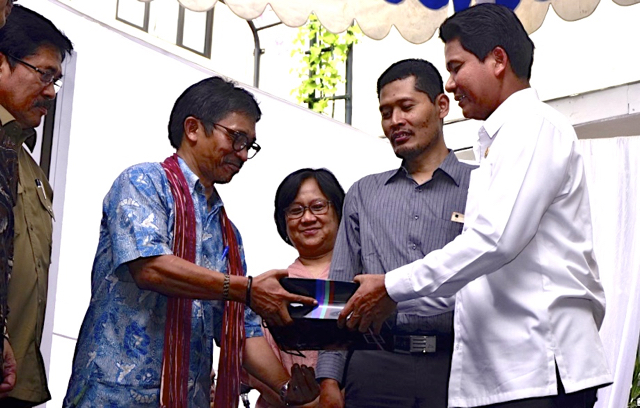 Ketua Komnas HAM, Imdaddun Rahmat, menyerahkan buku hasil Inkuiri Nasional Komnas HAM ke Sekjen AMAN, Abdon Nababan. Foto: Wahyu Chandra