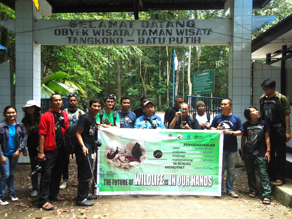 Sejumlah fotografer mengikuti acara Photo Trip: Memotret Yaki, yang digelar LPM f/21 dalam rangka Hari Hidupan Liar, bertujuan untuk menggugah minat konservasi di kalangan fotografer di Sulut. Foto : Themmy Doaly