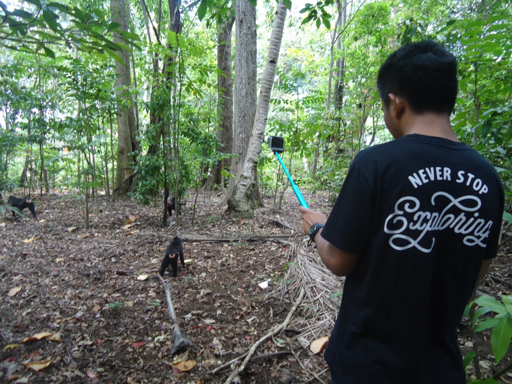 Seorang fotografer memotret yaki (Macaca Nigra) di Taman Wisata Alam (TWA) Batuputih, Bitung, Sulawesi Utara. Acara yang digagas LPM f/21 dalam rangka Hari Hidupan Liar, bertujuan untuk menggugah minat konservasi di kalangan fotografer di Sulut. Foto : Themmy Doaly