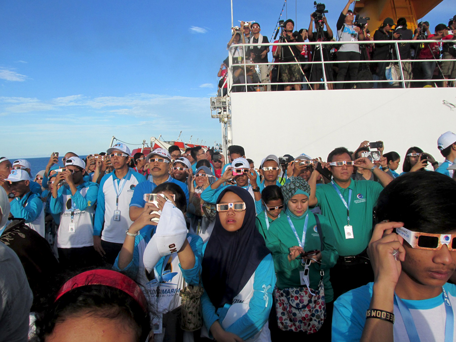 Tim Ekspedisi Gerhana Matahari Total 2016 Maritim saat menyaksikan fenomena Gerhana Matahari Total di KM Kelud. Foto: Hilda Lionata