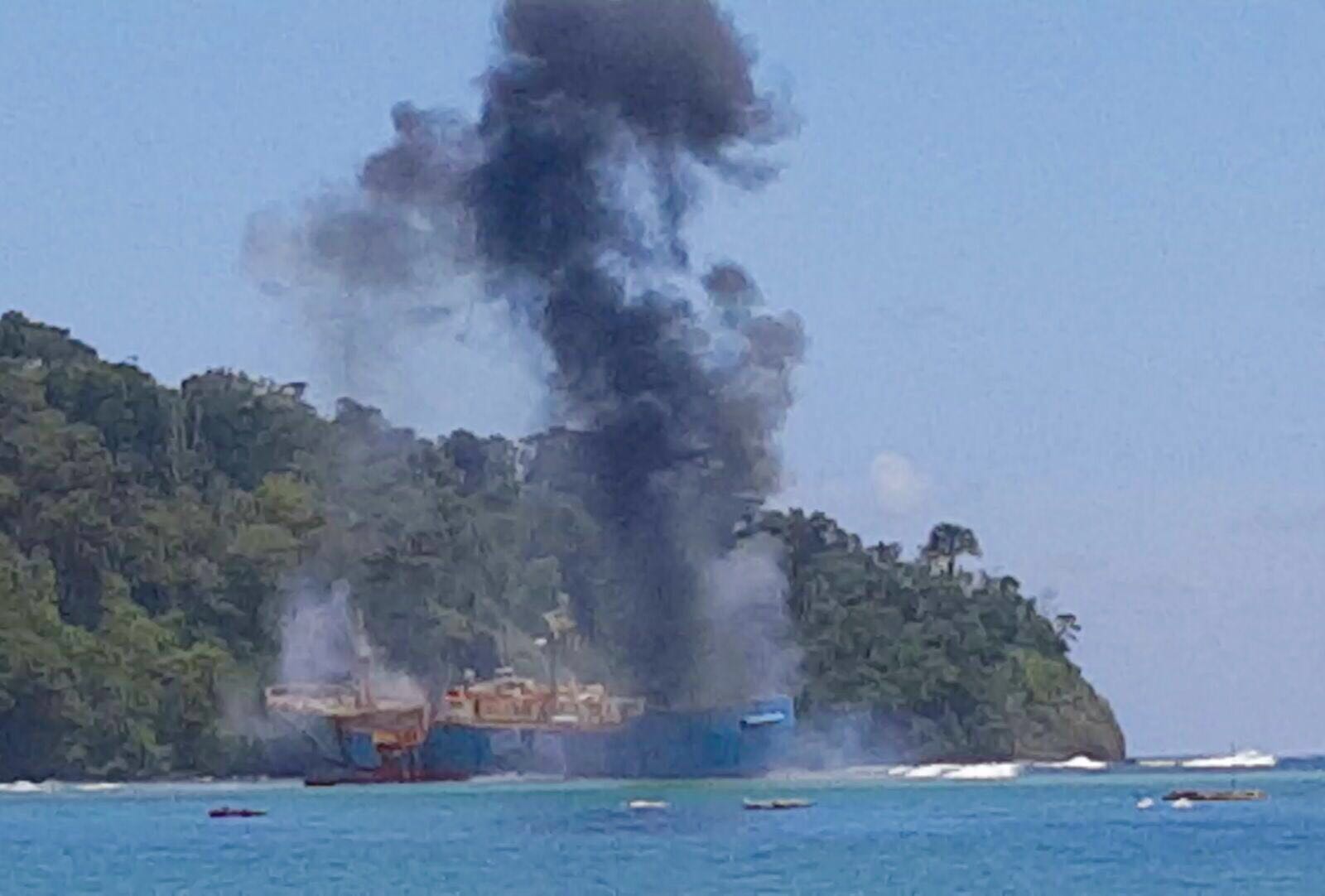 Kapal FV Viking yang terbukti melakukan illegal fishing dan telah dicari oleh Interpol, ditenggelamkan di di Pantai Timur Pangandaran, Kabupaten Pangandaran, Jawa Barat pada Senin (14/03/2016). Foto : Humas KKP