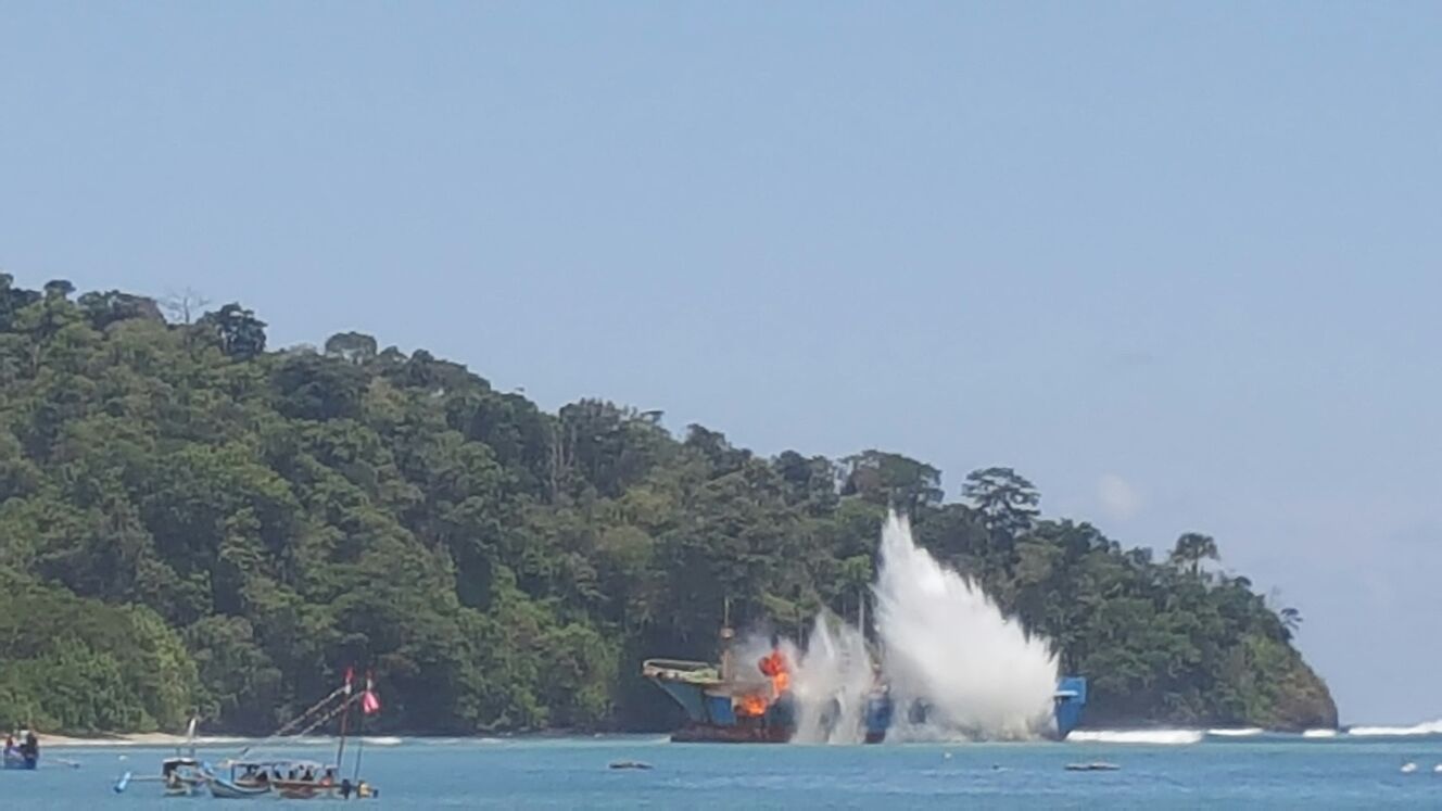 Kapal FV Viking yang terbukti melakukan illegal fishing dan telah dicari oleh Interpol, ditenggelamkan di di Pantai Timur Pangandaran, Kabupaten Pangandaran, Jawa Barat pada Senin (14/03/2016). Foto : Humas KKP