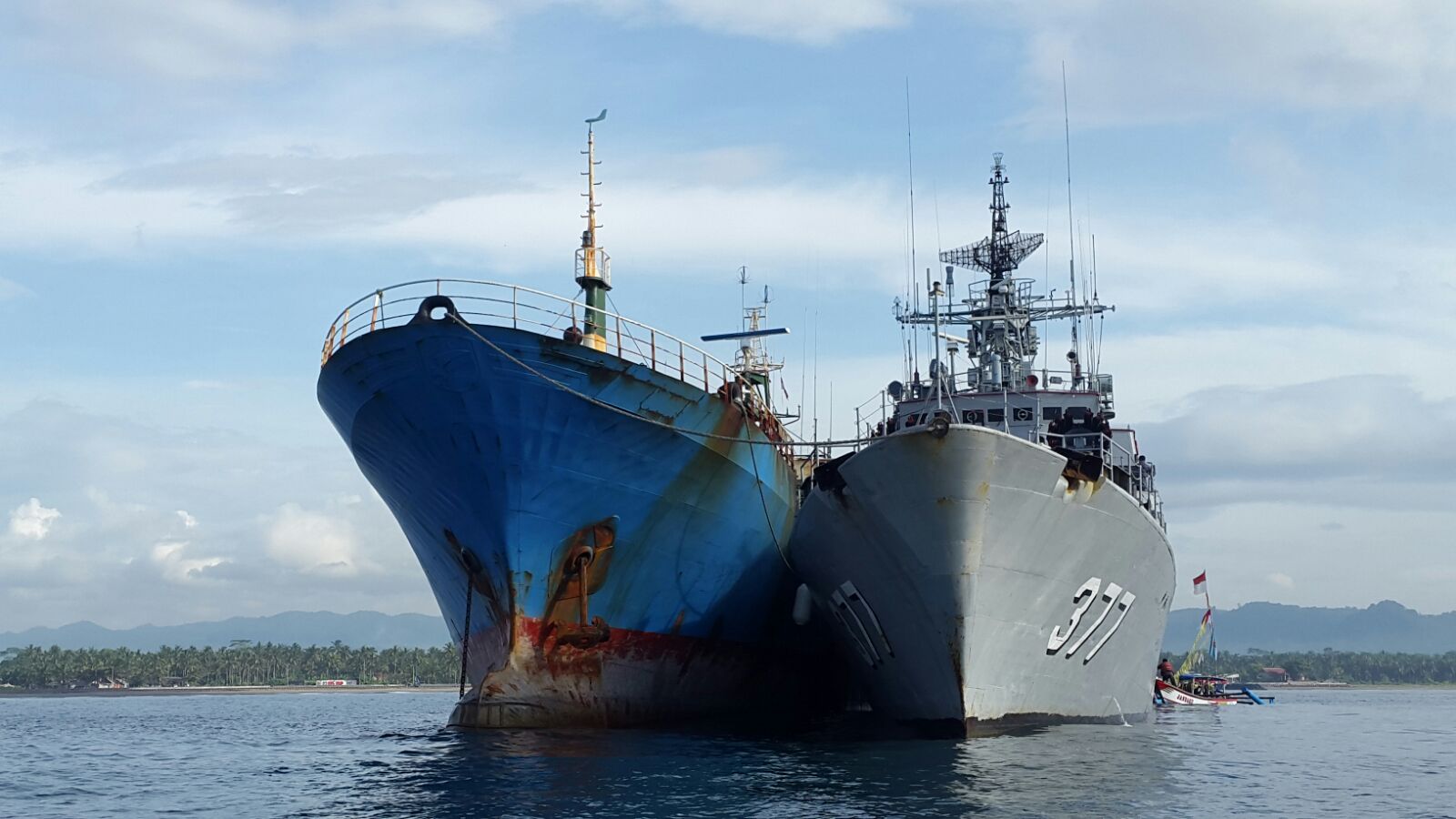 Kapal FV Viking ditangkap di perairan Utara Tanjung Berakit, Kabupaten Bintan, Kepulauan Riau, karena terbukti melakukan illegal fishing. Kapal ini  dikawal kapal perang TNI AL ke pantai Pangandaran, Jawa Barat untuk ditenggelamkan. Foto : Humas KKP 