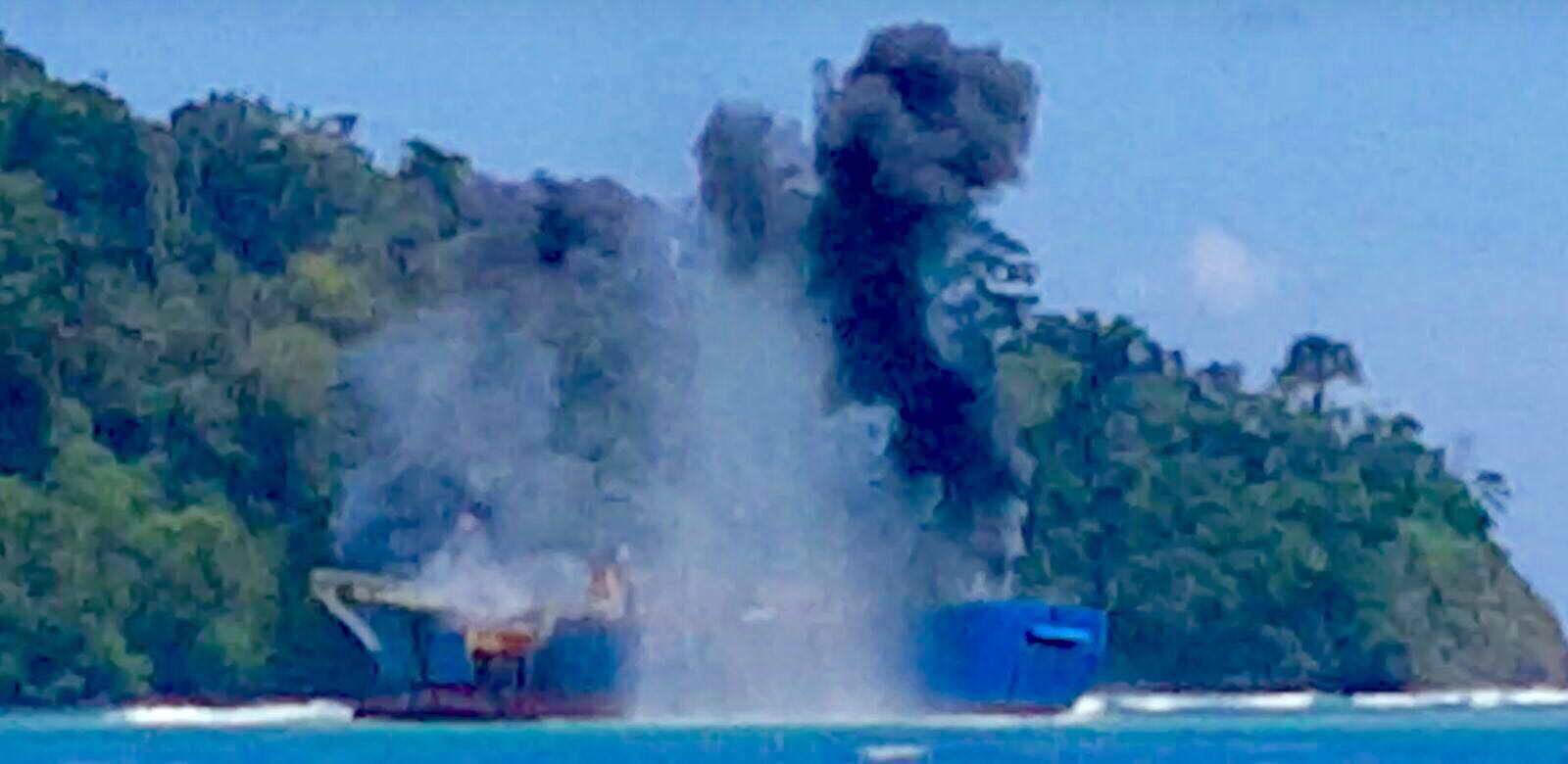 Kapal FV Viking yang terbukti melakukan illegal fishing dan telah dicari oleh Interpol, ditenggelamkan di di Pantai Timur Pangandaran, Kabupaten Pangandaran, Jawa Barat pada Senin (14/03/2016). Foto : Humas KKP