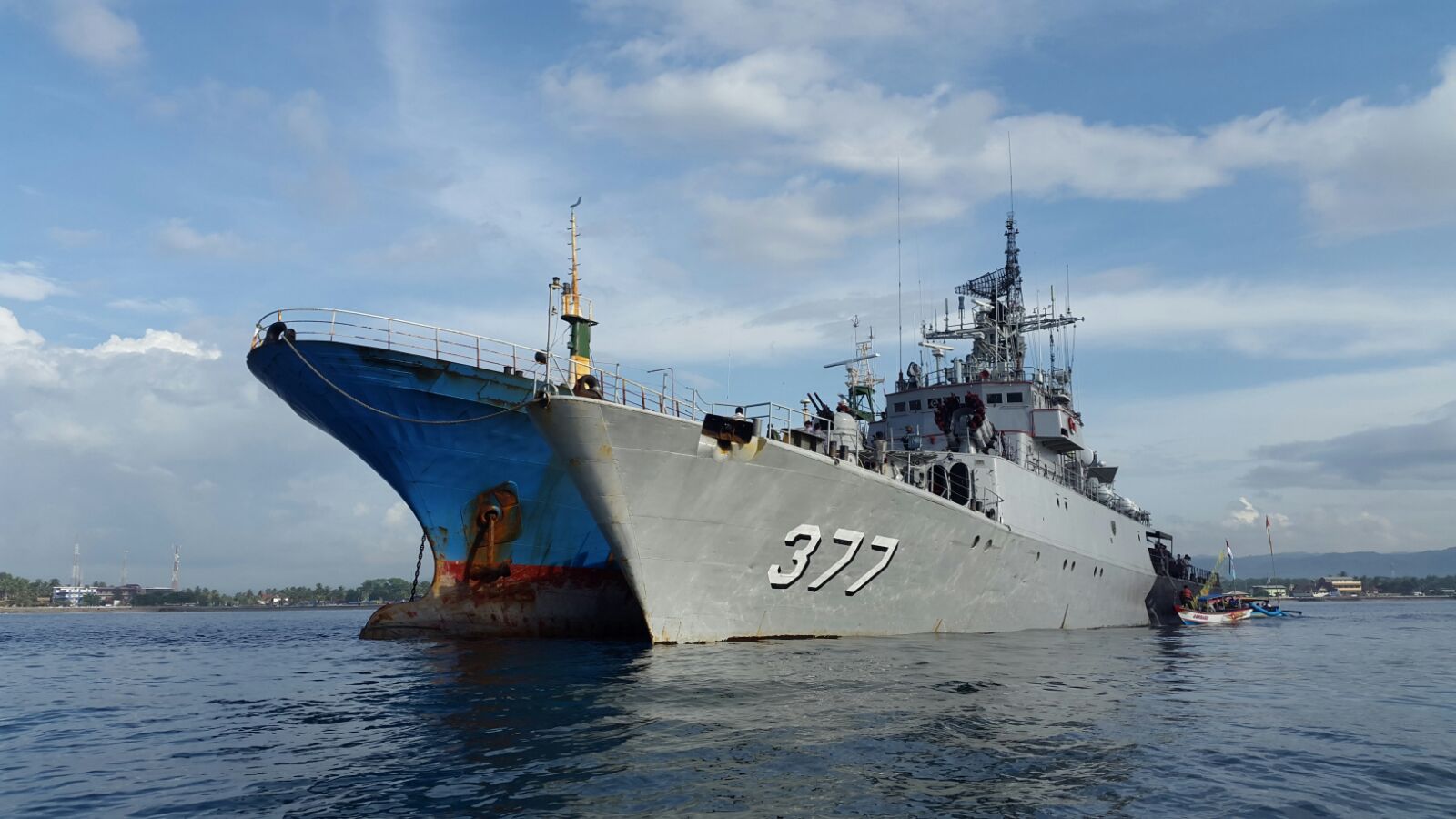 Kapal FV Viking ditangkap di perairan Utara Tanjung Berakit, Kabupaten Bintan, Kepulauan Riau, karena terbukti melakukan illegal fishing. Kapal berbendera Nigeria ini sudah masuk purple notice Interpol Norwegia karena tercatat sudah 13 kali ganti nama, 12 kali ganti bendera, dan 8 kali ganti call sign. Foto : Humas KKP