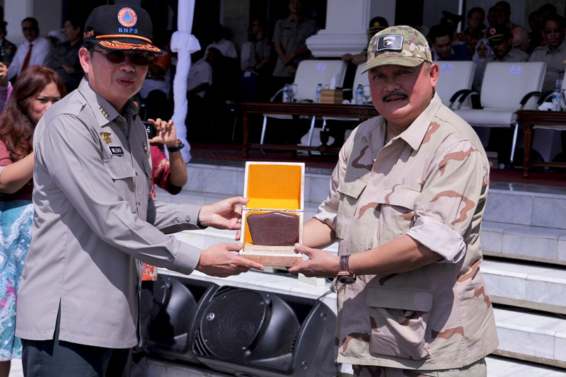 Alex Noerdin menyerahkan miniatur Prasasti Talang Tuwo kepada Kepala BNPB Pusat. Foto Berlian Pratama