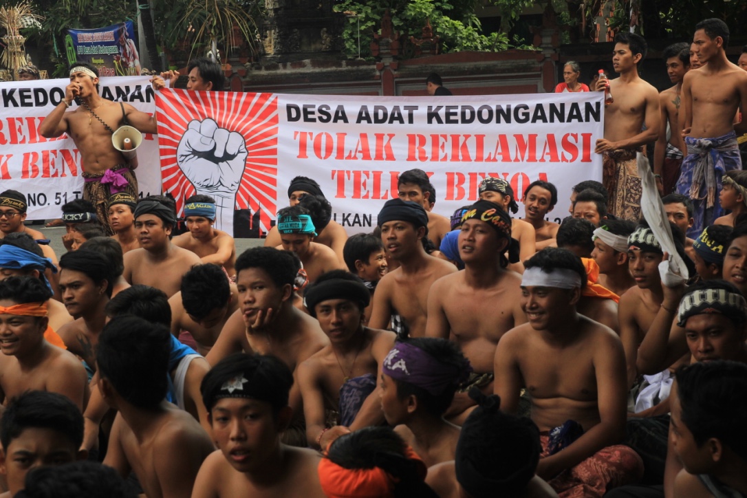 Tradisi mebuug-bugan atau perang lumpur dimanfaatkan warga Desa Kedonganan, Kecamatan Kuta Selatan, Badung, Bali untuk menolak reklamasi Teluk Benoa. Tradisi mebuug-buugan sebagai rangkaian Nyepi untuk membersihkan diri. Foto : Anton Muhajir