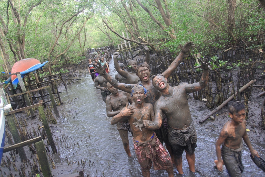 Tradisi mebuug-buugan atau perang lumpur pada Hari Ngembak Geni, Kamis (10/03/2016) yang dilakukan warga Desa Kedonganan, Kecamatan Kuta Selatan, Badung, Bali. Tradisi mebuug-buugan sebagai rangkaian Nyepi untuk membersihkan diri. Foto : Anton Muhajir
