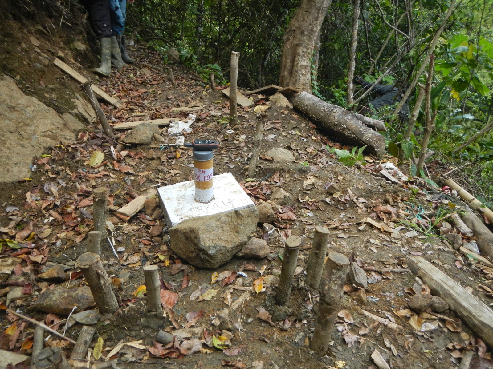 Patok untuk pembangunan PLTA oleh PT. Seko Power Prima di wilayah Masyarakat Adat Amballong di Kabupaten Luwu Utara, Sulawesi Selatan. Foto: Mahir Takaka