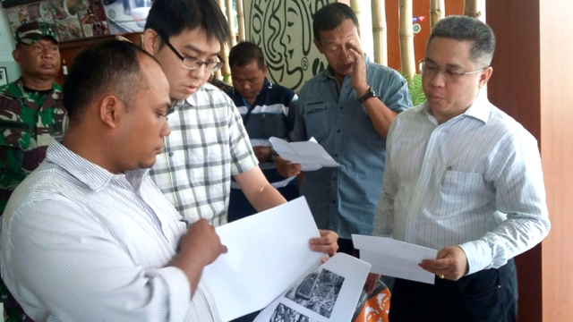 Pihak perusahaan yang menemui COP yang menuntut perusahaan menyelamatkan satwa-satwa yang terperangkap di dalam konsesi perusahaan. Foto: Indra Nugraha
