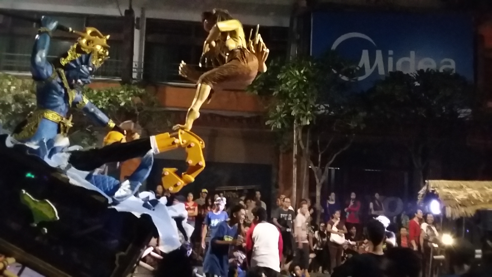 Sebuah ogoh-ogoh dengan pesan masalah lingkungan hidup pada acara pengerupukan menyelang Nyepi 2016 di Denpasar, Bali. Ogoh-ogoh itu menggambarkan penolakan terhadap reklamasi Teluk Benoa. Foto : Luh De Suriyani