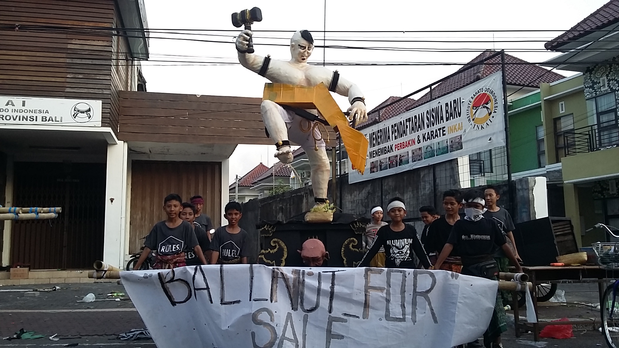 Sejumlah anak mengusung ogoh-ogoh pada acara pengerupukan menyelang Nyepi 2016 di Denpasar, Bali. Ogoh itu menggambarkan penolakan terhadap reklamasi Teluk Benoa. Foto : Luh De Suriyani
