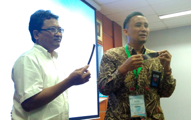Para peneliti LIPI yang memperlihatkan bioplastik dari tandan sawit. Foto: Febriana Arum