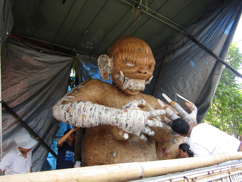 Ogoh-ogoh yang dibuat dari bambu dan kertas bekas oleh kelompok muda Banjar Ceramcam di Denpasar Timur, Bali menyambut Nyepi 2016. Ogoh-ogoh ini tidak menggunakan sterefoam sehingga lebih ramah lingkungan ketika dibakar. Foto : Luh De Suriyani 