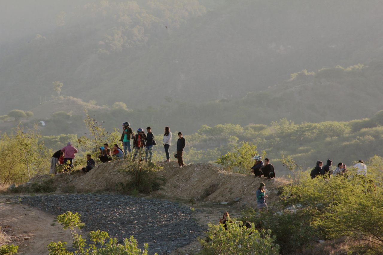Para pengejar gerhana. Masyarakat antusias menyaksikan gerhana. Baik awam maupun profesional menunggu momen langka ini. Bahkan ada yang menginap dan membuka tenda di bukit-bukit yang bertebaran di sekitar Kota Palu. Foto: Ridzki R. Sigit