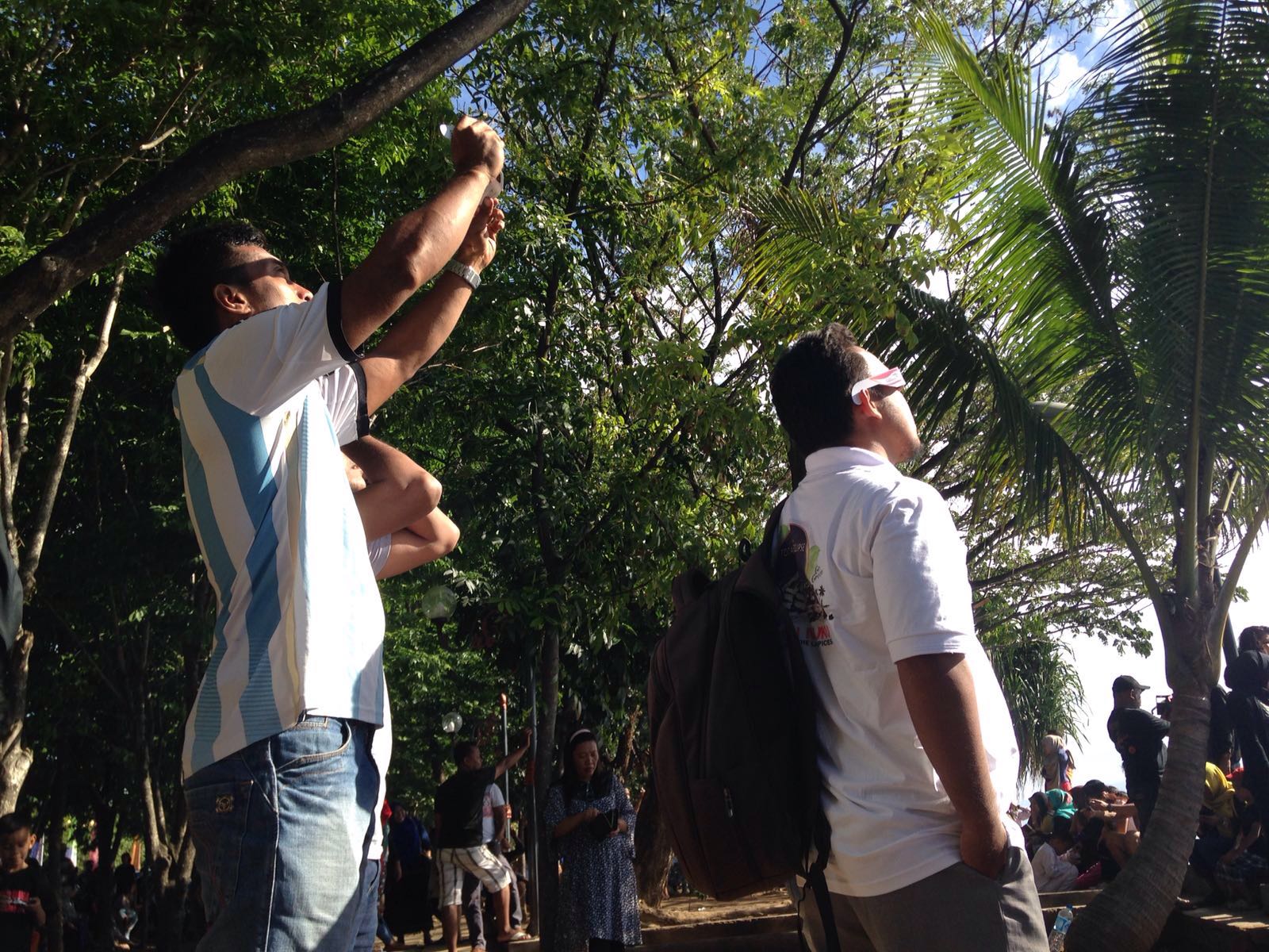 Warga Kota Ternate, Maluku Utara pada Rabu (09/03/2016) melihat gerhana matahari total (GMT). Foto : Akhyari Hananto