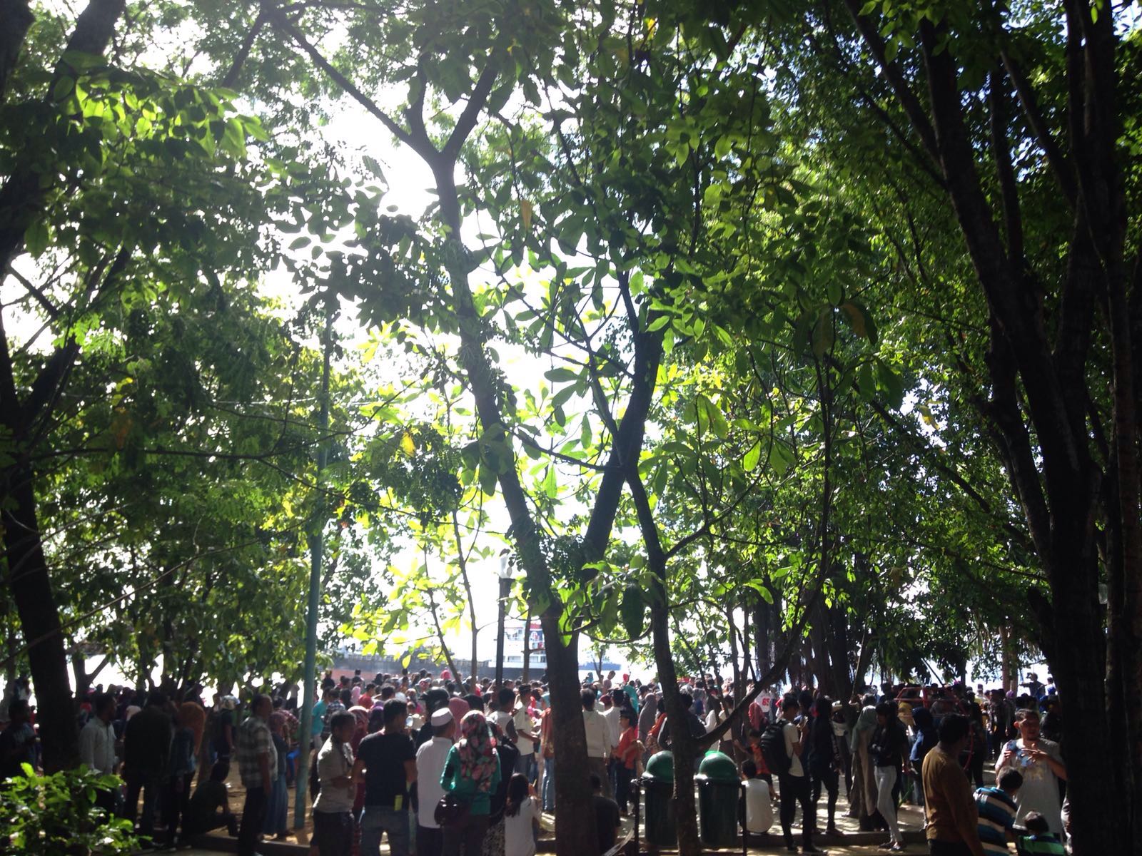 Masyarakat Kota Ternate, Maluku Utara pada Rabu (09/03/2016) antusias melihat peristiwa gerhana matahari total (GMT). Foto : Akhyari Hananto