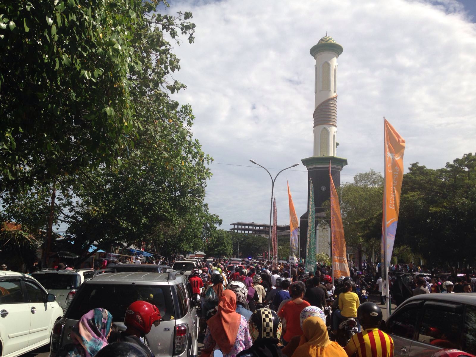 Masyarakat Kota Ternate, Maluku Utara pada Rabu (09/03/2016) antusias menuju pantai di sekitar Taman Nukila dan Masjid Al Munawwar, untuk melihat peristiwa gerhana matahari total (GMT). Foto : Akhyari Hananto