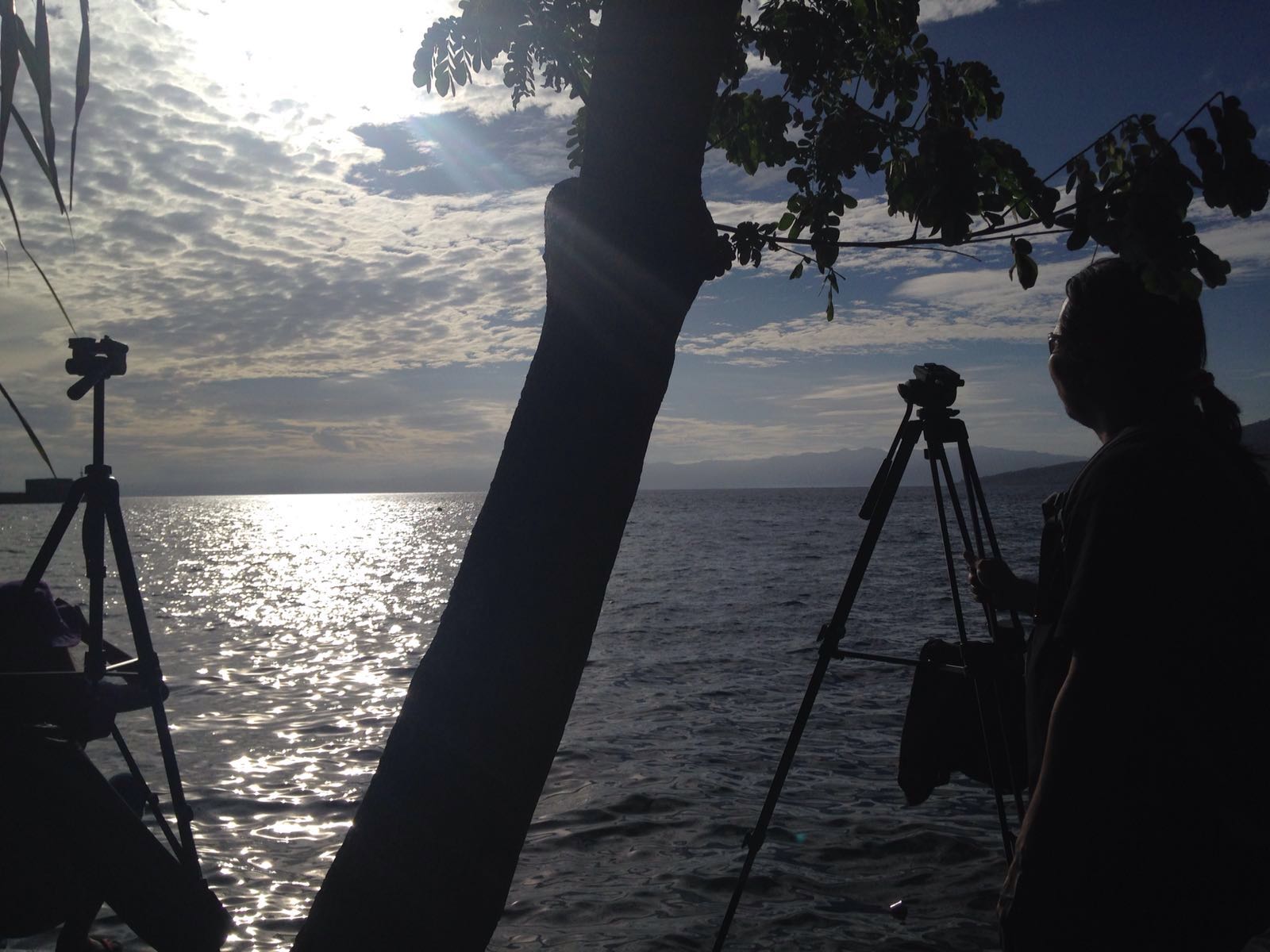 Seorang wisatawan melihat gerhana matahari total (GMT) di pantai di Kota Ternate, Maluku Utara pada Rabu (09/03/2016). Foto : Akhyari Hananto 