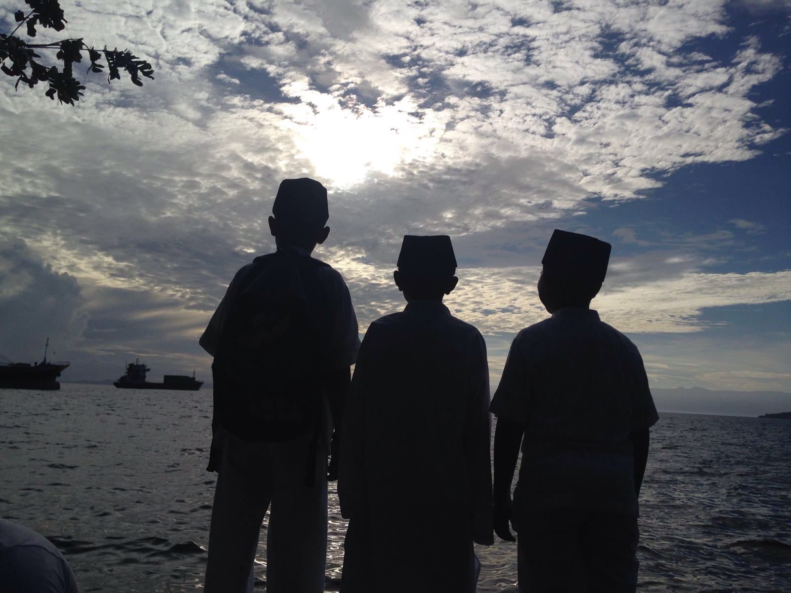 Tiga orang anak melihat gerhana matahari total (GMT) di pantai di Kota Ternate, Maluku Utara pada Rabu (09/03/2016). Foto : Akhyari Hananto 