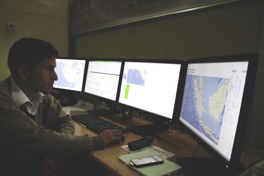 Staf BMKG memantau  memantau aktivitas gempa setelah gempa dengan kekuatan 7,9 SR mengguncang Mentawai, Provinsi Sumatera Barat