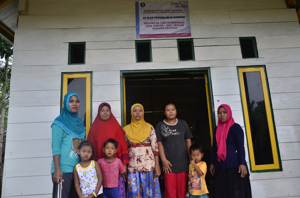 Jika tidak sedang di kebun, para ibu-ibu petani di Desa Aunupe, Kecamatan Wolasi, Kabupaten Konawe Selatan, Sulawesi Tenggara ini berkumpul di rumah kompos mengumpulkan bahan-bahan pembuatan kompos dan beraktivitas secara bersama. Dengan adanya peralatan bantuan BI kini pekerjaan mereka jauh lebih mudah. Foto : Wahyu Chandra