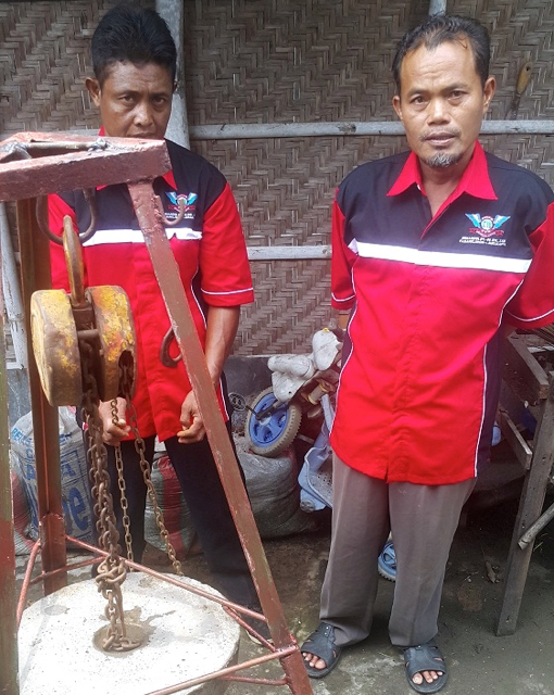  KSM rutin mengecek kondisi saluran IPAL. Foto: Tommy Apriando