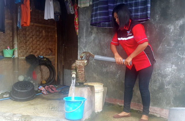 Jika dulu masyarakat harus membeli air dengan antri dan menggunakan ember, saat ini mereka bisa memompa air besih di rumah mereka. Foto: Tommy Apriando