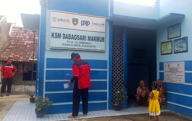 Setiap hari ada petugas KSM yangmembersihkan MCK Komunal di Kampung Sanitasi Semanggi, Solo. Foto: Tommy Apriando