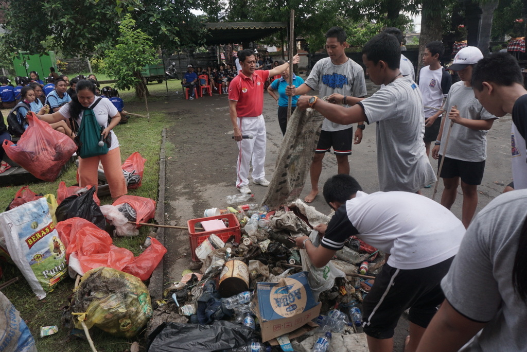 Para pelajar terlihat ‘memanen‘ ratusan kilogram sampah anorganik dari sawah (26/02/2016) di Subak Sembung, area persawahan yang kini jadi ekowisata di Kota Denpasar, Bali. 
