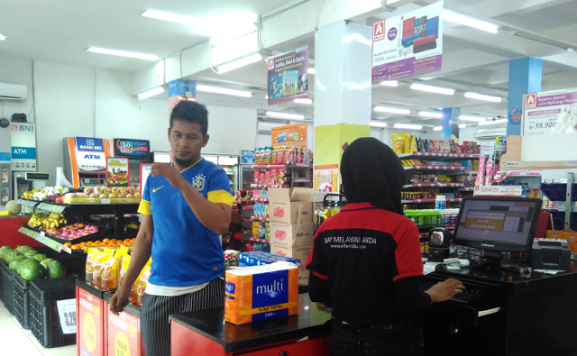 Beberapa konsumen mengatakan, harga kantong plastik berbayar Rp200 terlalu murah. Seharusnya, harga tinggi hingga orang berpikir dan lebih memilih membawa wadah atau tas dari rumah. Selain itu, dana plastik juga harus jelas. Foto: Febriana Arum