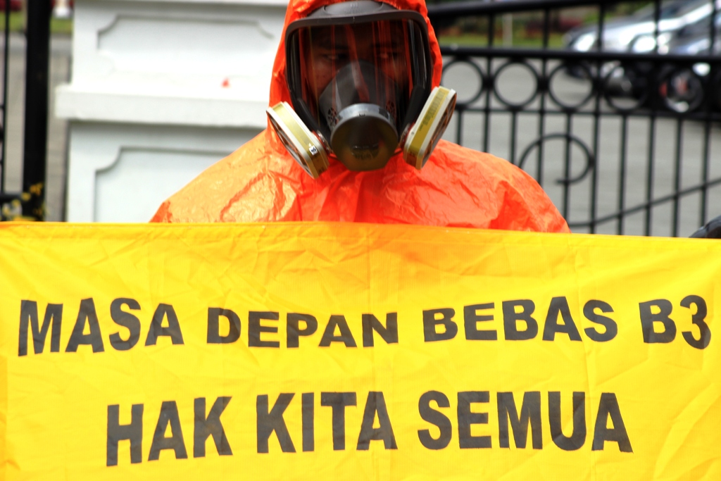 Greenpeace dan belasan aktivis Koalisi Melawan Limbah (KML) menggelar aksi teaterikal di depan Gedung Sate, Bandung, Kamis (28/04/2016) lalu. Aksi tersebut mengingatkan pemerintah Jawa Barat dan Pusat agar serius menertibkan industri yang mencemari lingkungan dan memperbaiki regulasi yang ada, terutama yang mencemari Sungai Cikijing dan wilayah Rancaekek, Kabupaten Bandung. Foto : Donny Iqbal