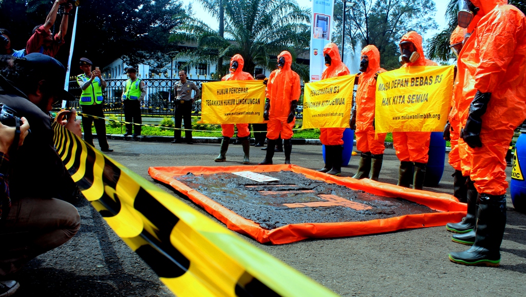 Greenpeace dan belasan aktivis Koalisi Melawan Limbah (KML) menggelar aksi teaterikal di depan Gedung Sate, Bandung, Kamis (28/04/2016) lalu. Aksi tersebut mengingatkan pemerintah Jawa Barat dan Pusat agar serius menertibkan industri yang mencemari lingkungan dan memperbaiki regulasi yang ada, terutama yang mencemari Sungai Cikijing dan wilayah Rancaekek, Kabupaten Bandung. Foto : Donny Iqbal