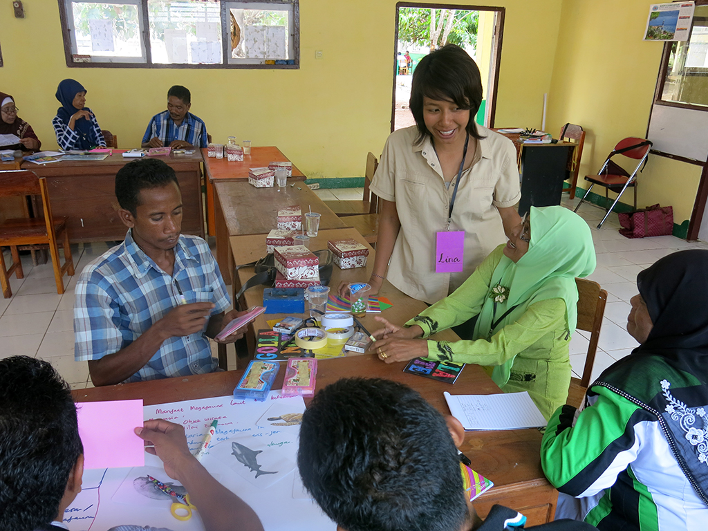 Fasilitasi penyusunan modul muatan lokal pendidikan lingkungan hidup oleh Reef Check Indonesia untuk perwakilan pendidik dari SD, SMP, dan SMA/SMK di Desa Lamakera Pulau Solor, Nusa Tenggara Timur. Foto : Iqbal Herwata / Reef Check Indonesia