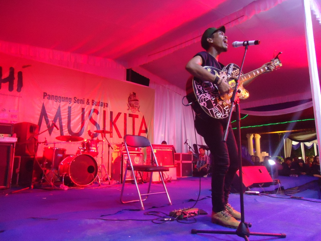 Musisi Iksan Skuter tampil dalam pentas seni dan budaya “Musikita” dalam rangkaian Pertemuan Nasional Lingkungan Hidup (PNLH) XII, Wahana Lingkungan Hidup Indonesia (Walhi) di Palembang, pada Minggu (24/4/16). Iksan menyampaikan berbagai permasalahan dan pesan lingkungan melalui musik. Foto : Themmy Doaly