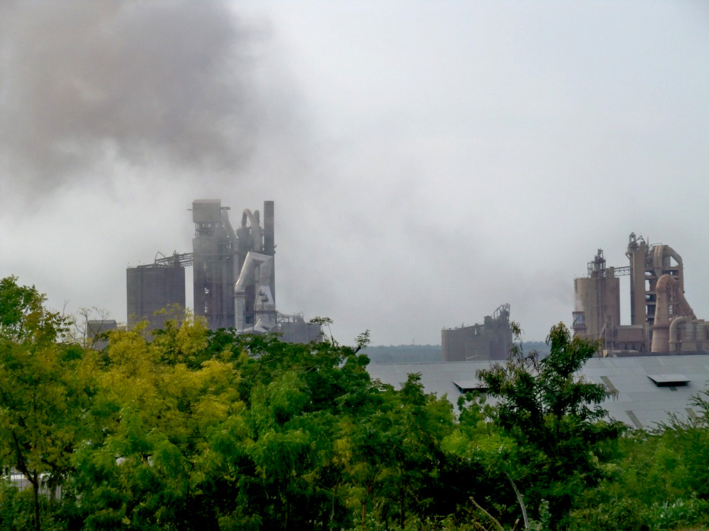 Aktivitas pabrik Semen Indonesia di Tuban, Jawa Timur. Foto: Petrus Riski