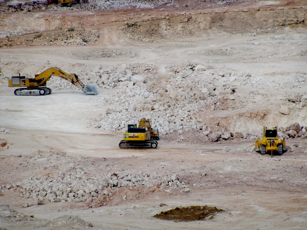 Aktivitas pertambangan Semen Indonesia di Tuban, Jawa Timur. Foto: Petrus Riski